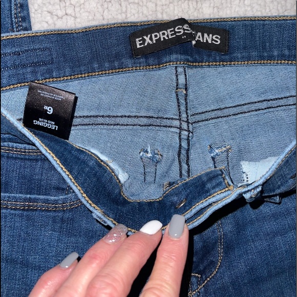 Express Jeans.. Distressed Leggings .. Mid-Rise.. Size 6 Reg - Picture 3 of 8